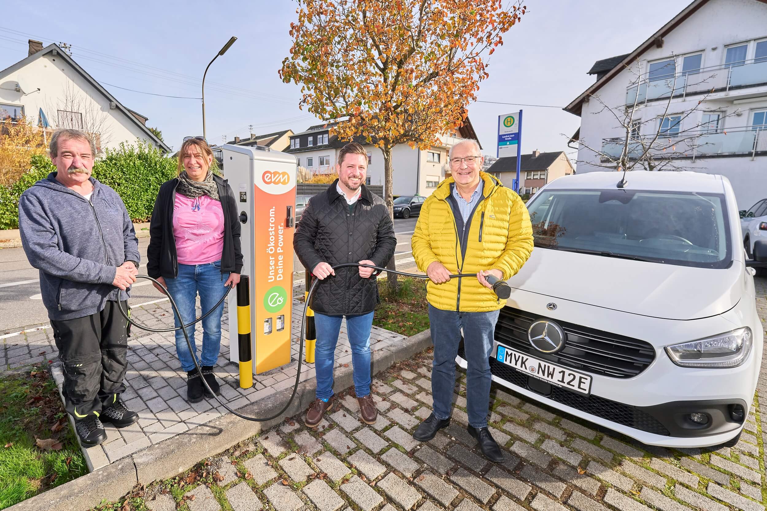 Bildunterschrift: Freuen sich über die neue Ladesäule: (v.l.) Michael Neier, Bauhof, Alexandra Rohde, Verbandsgemeinde Vallendar, Christopher Dold, evm und Horst Klöckner, Ortsbürgermeister Niederwerth.
Foto: Sascha Ditscher
